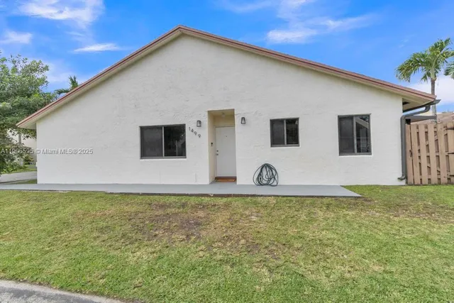 a view of a backyard