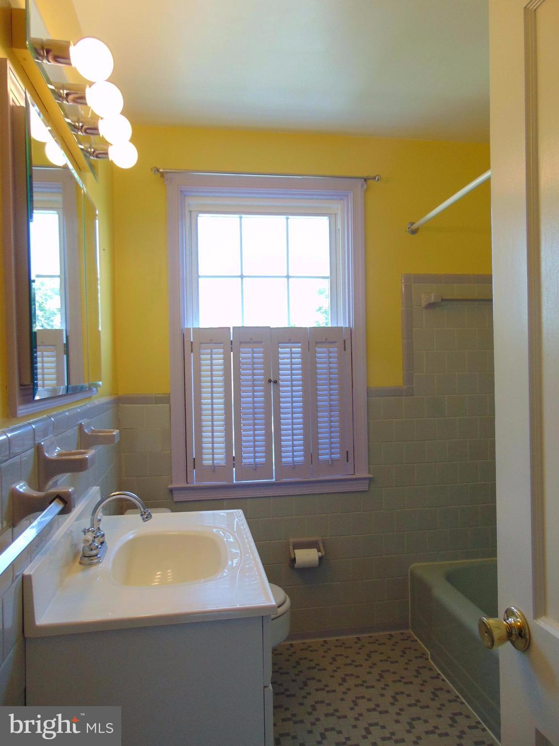 1513 Dellsway Road Baltimore, MD 21286 - Photo 12 of 19 2nd Level Bath