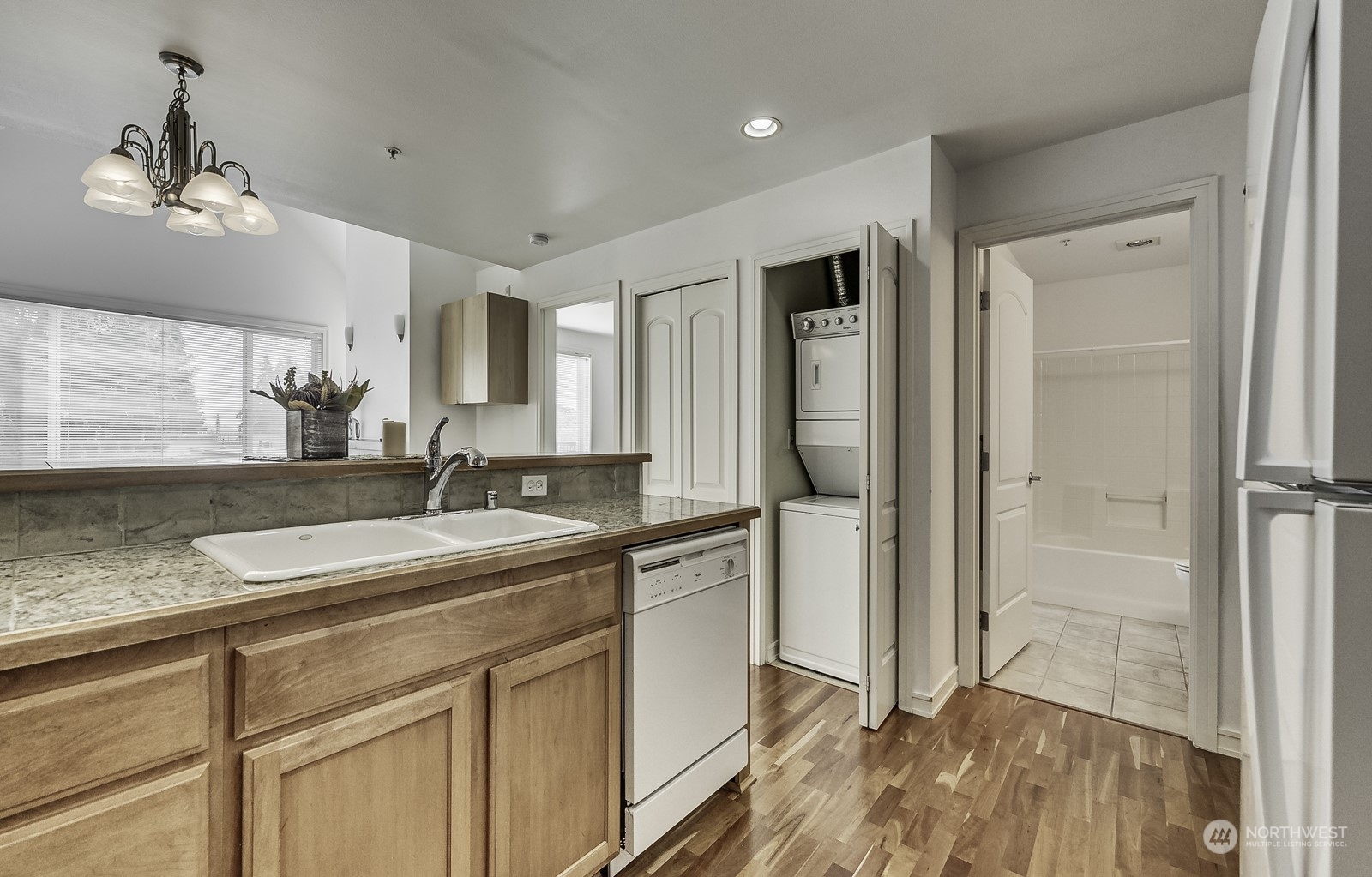 3121 West Government Way, Unit 405 Seattle, WA 98199 - Photo 11 of 29