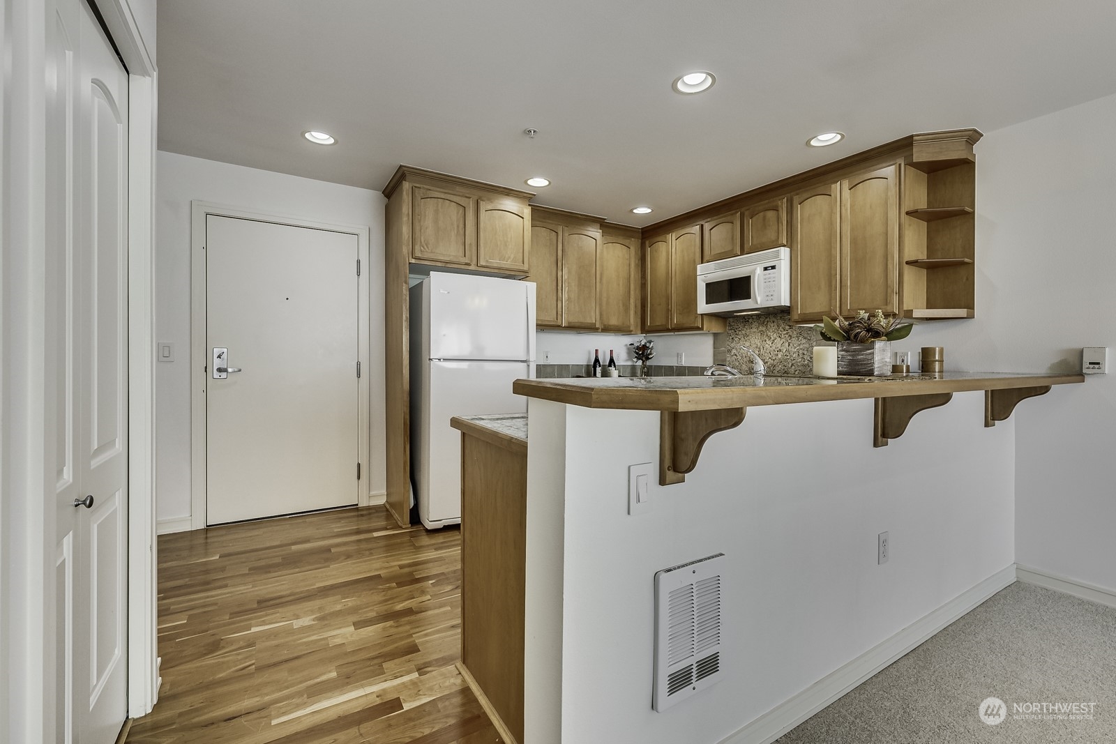 3121 West Government Way, Unit 405 Seattle, WA 98199 - Photo 13 of 29