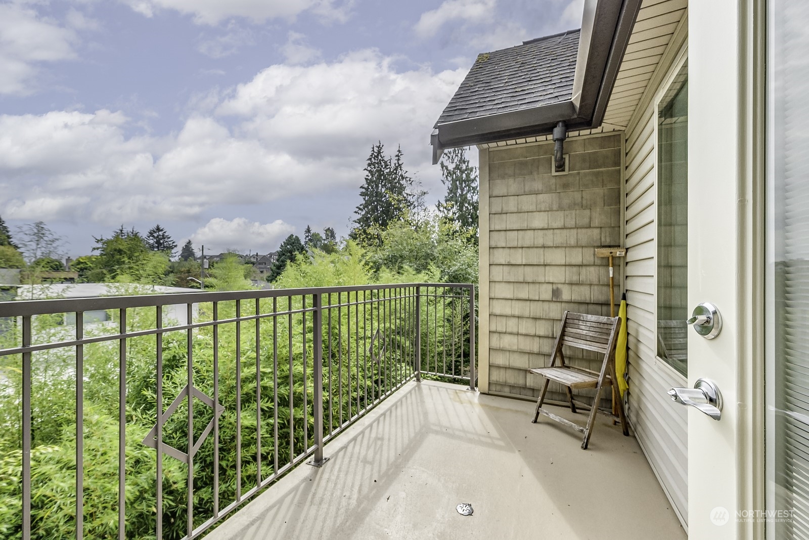3121 West Government Way, Unit 405 Seattle, WA 98199 - Photo 19 of 29