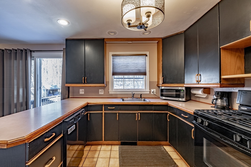 478 Amostown Road West Springfield, MA 01089 - Photo 9 of 30 Gallery Image 9