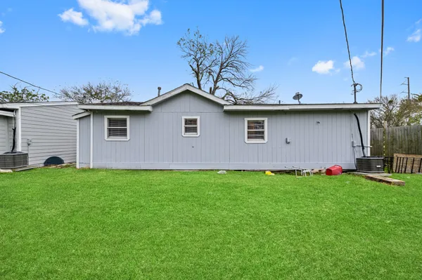 $945 | 3421 3rd Avenue North, Texas City, TX 77590