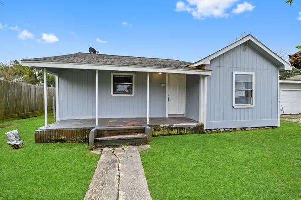 $945 | 3421 3rd Avenue North, Texas City, TX 77590