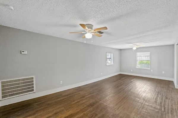 $945 | 3421 3rd Avenue North, Texas City, TX 77590