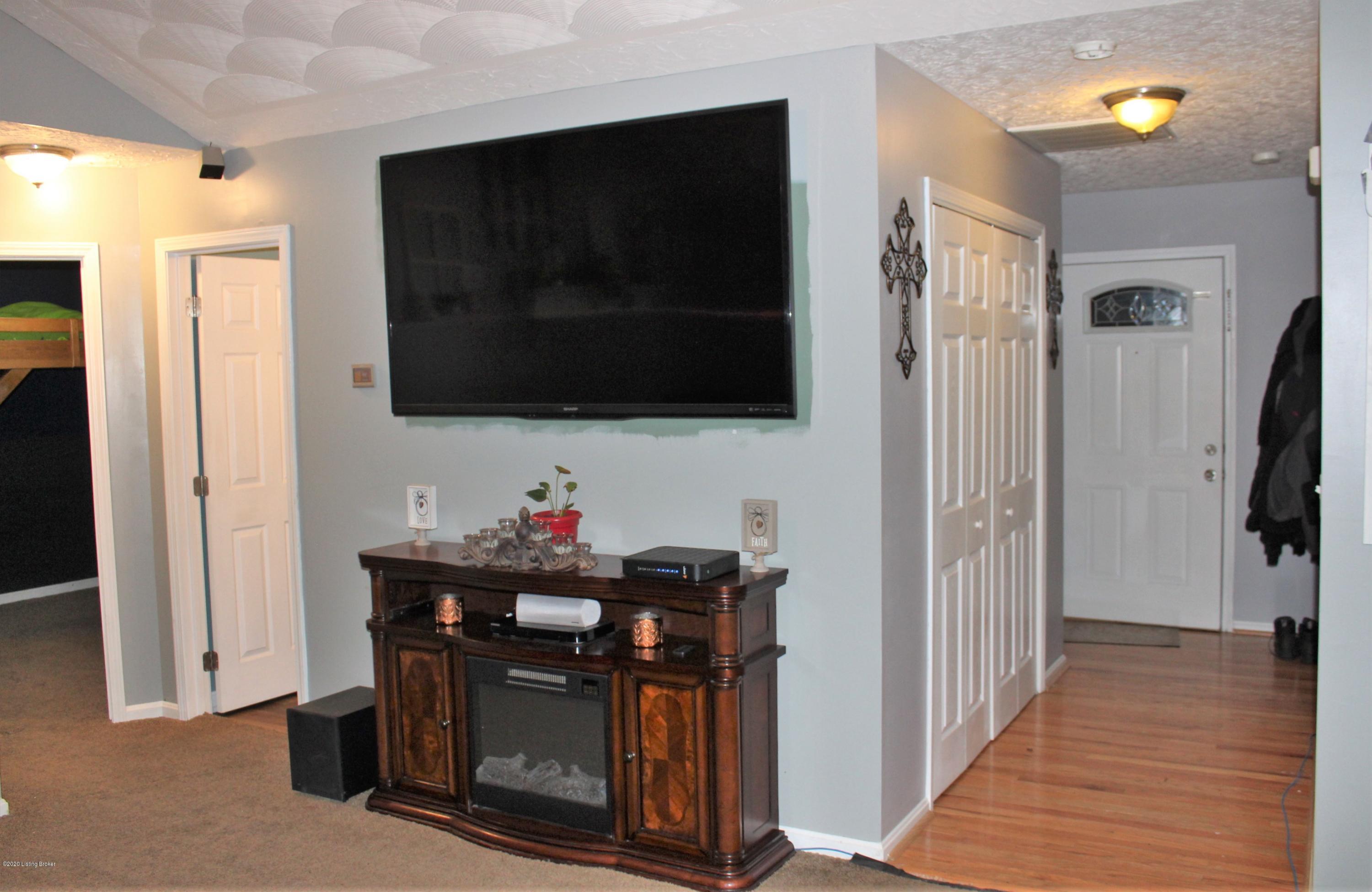 243 Madison Rae Boulevard Shepherdsville, KY 40165 - Photo 13 of 67 Hallway