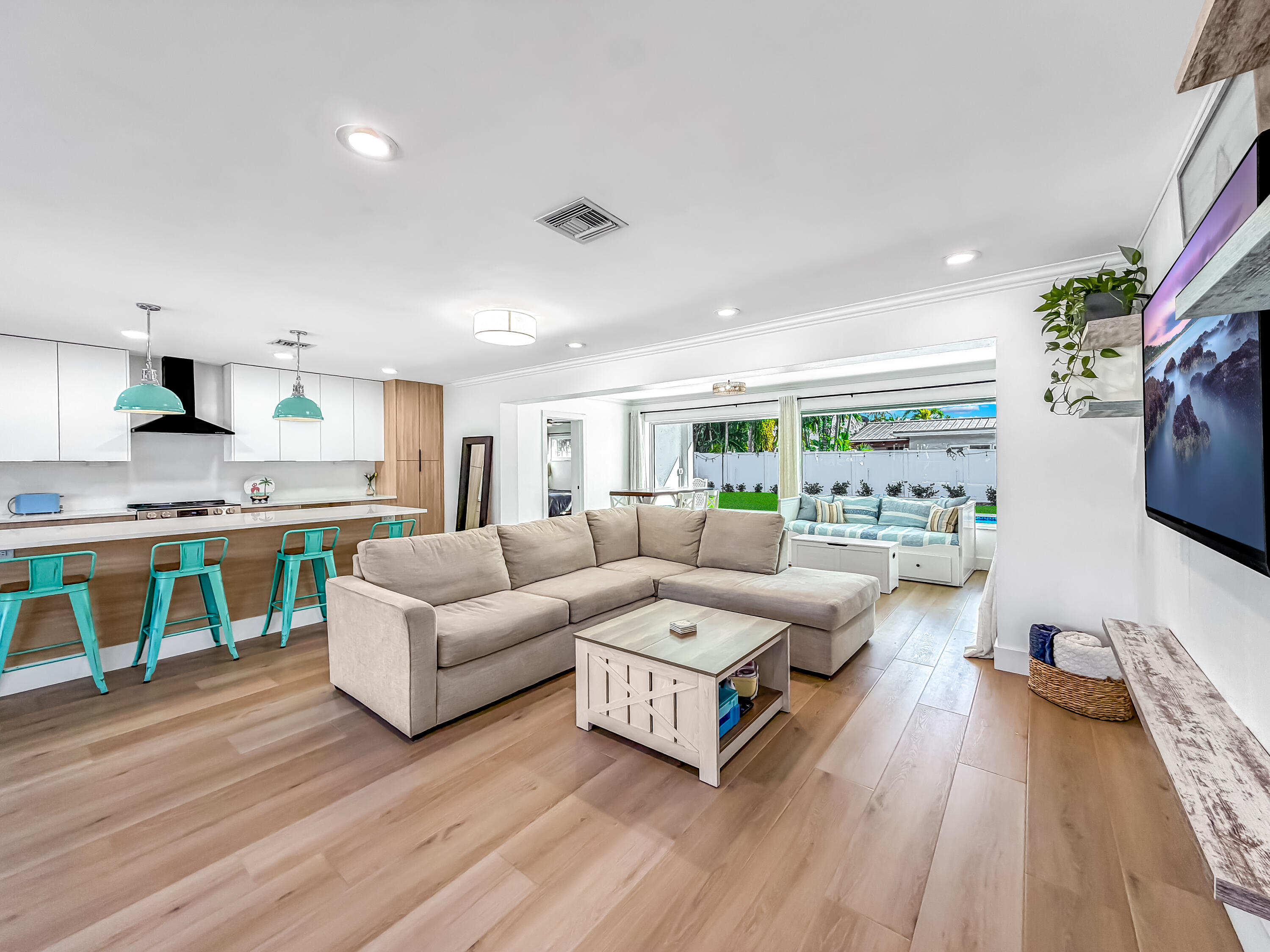 1098 West Camino Real Boca Raton, FL 33486 - Photo 11 of 55 Living Room