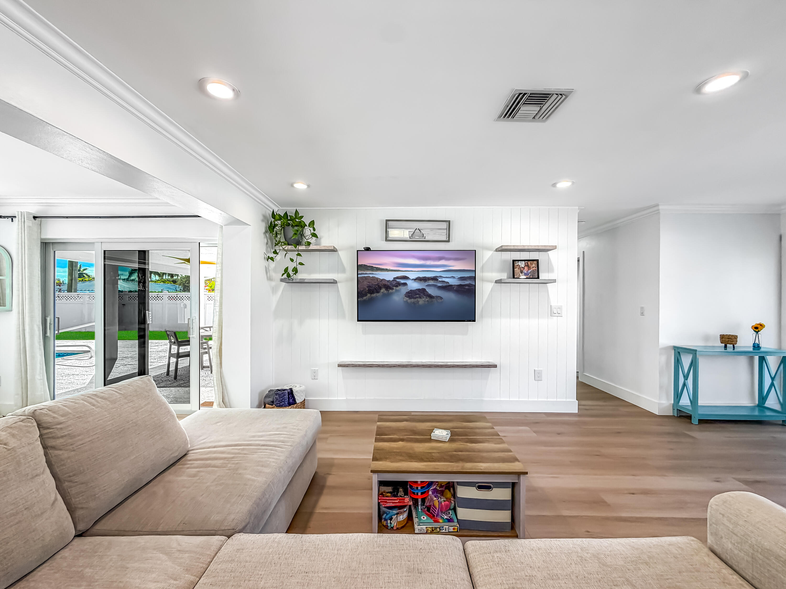 1098 West Camino Real Boca Raton, FL 33486 - Photo 12 of 55 Living Room