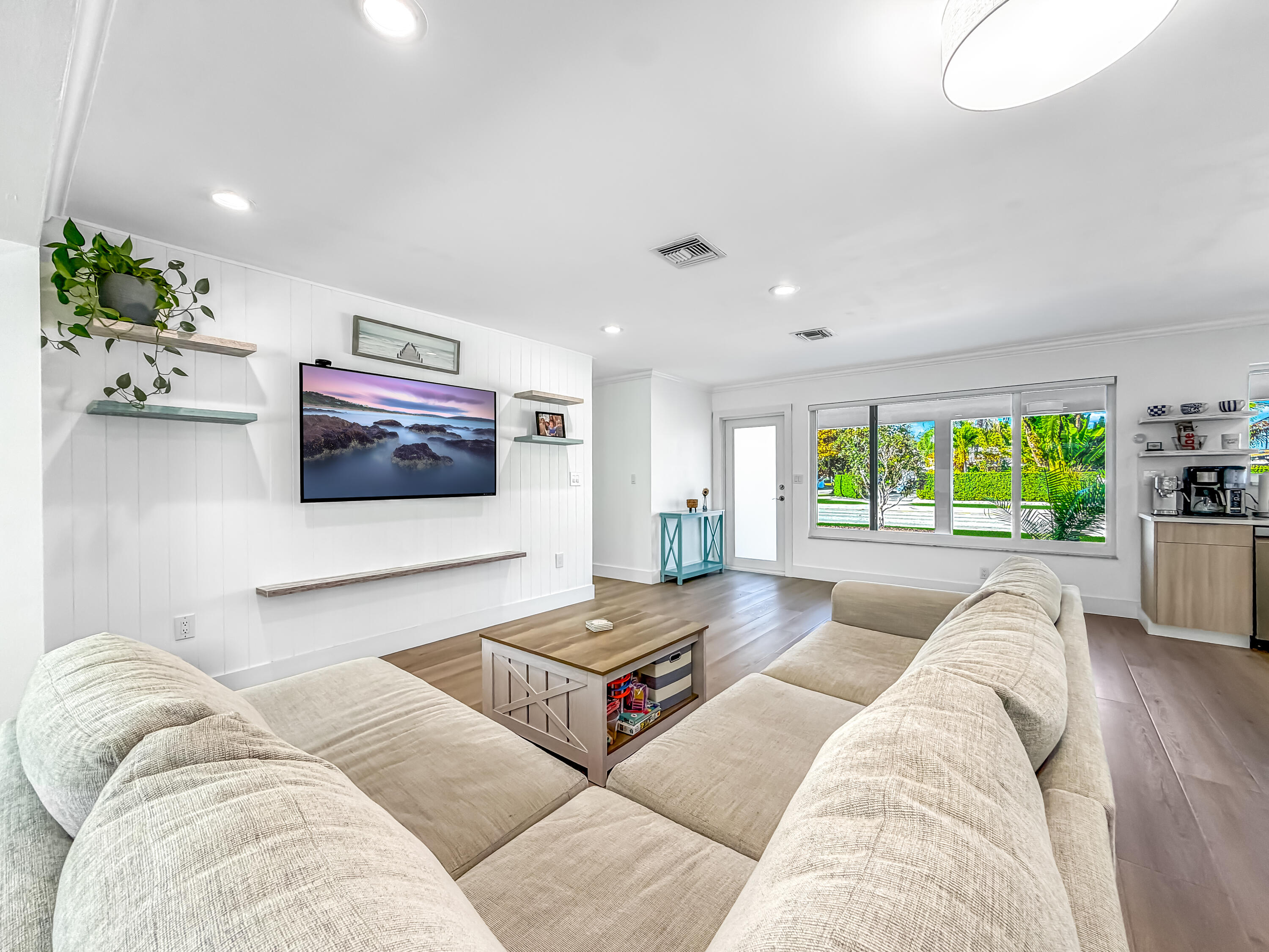 1098 West Camino Real Boca Raton, FL 33486 - Photo 21 of 55 Living Room