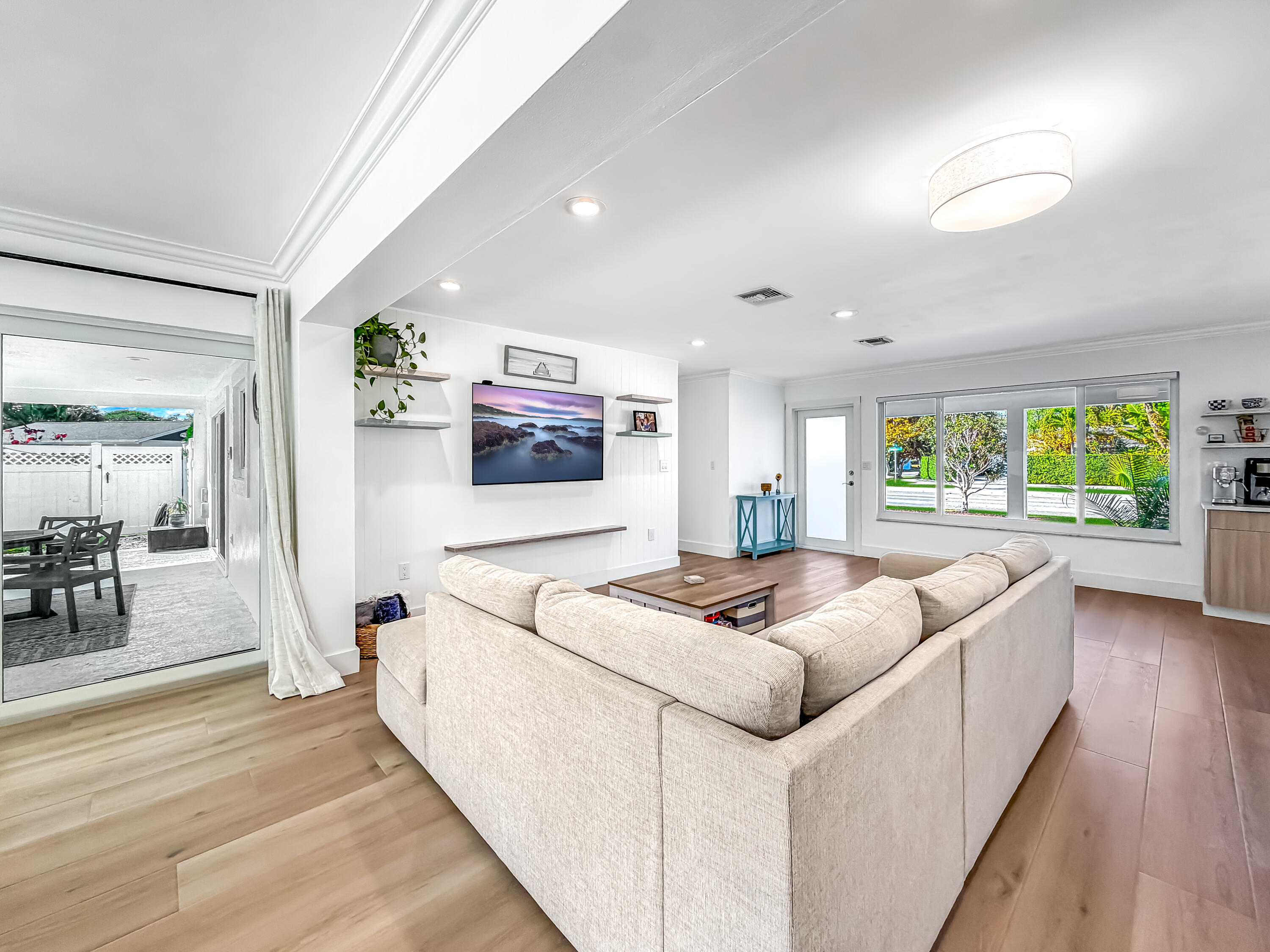 1098 West Camino Real Boca Raton, FL 33486 - Photo 23 of 55 Living Room