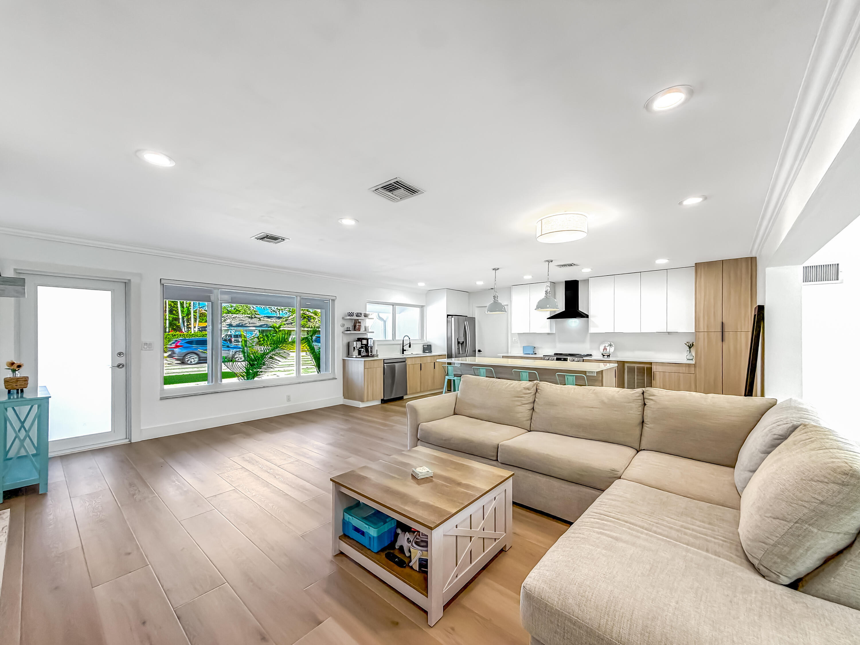 1098 West Camino Real Boca Raton, FL 33486 - Photo 10 of 55 Living Room