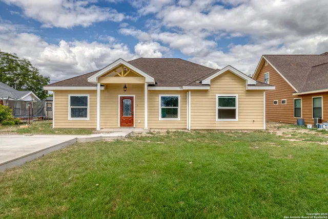 $289,900 | 144 West Brazos Street, Uvalde, TX 78801