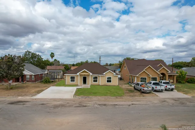 $289,900 | 144 West Brazos Street, Uvalde, TX 78801