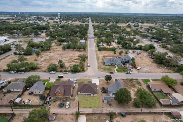 $289,900 | 144 West Brazos Street, Uvalde, TX 78801