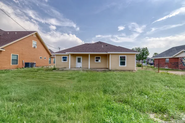 $284,900 | 144 West Brazos Street, Uvalde, TX 78801