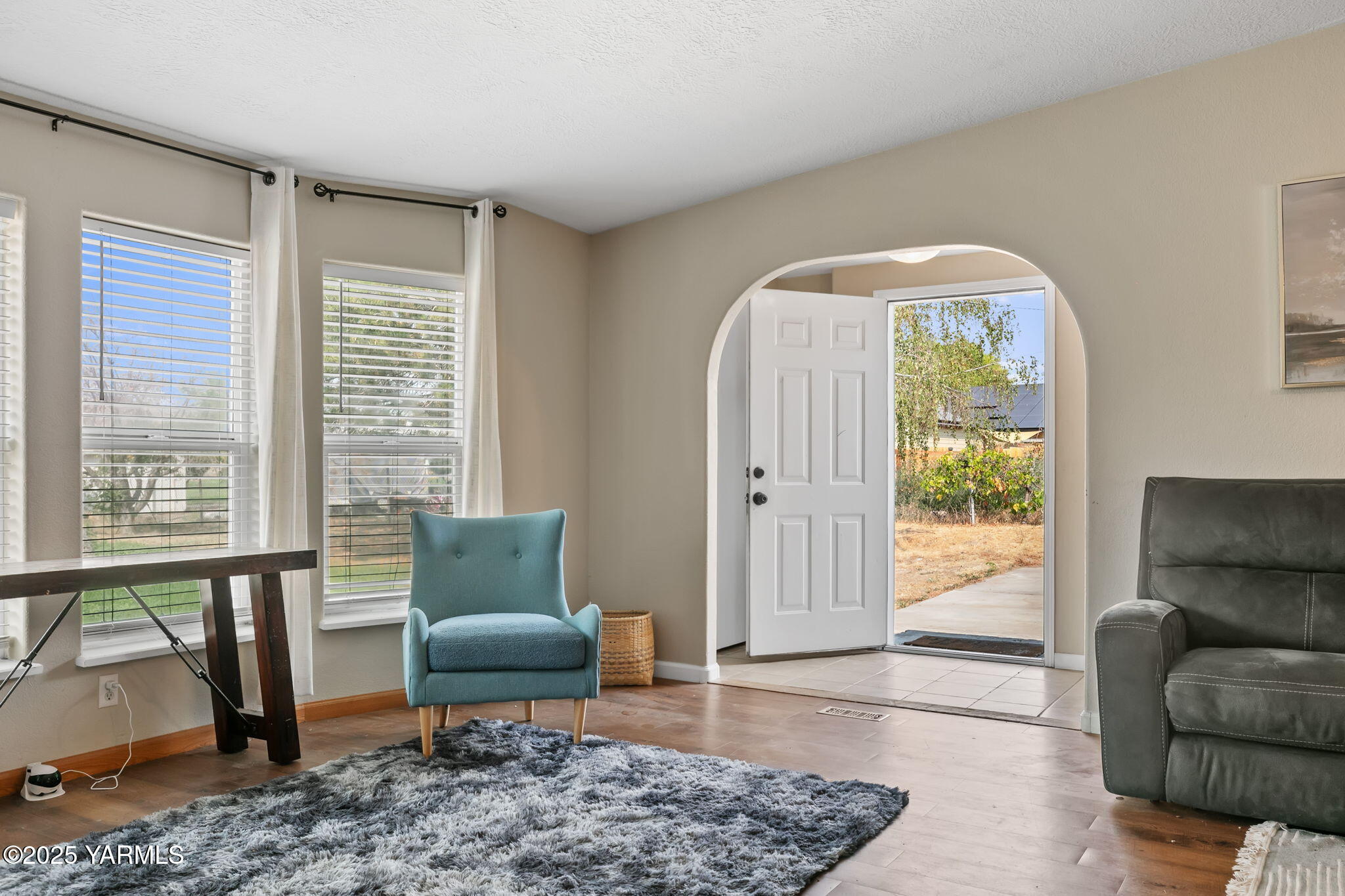 8351 North Wenas Road Selah, WA 98942 - Photo 13 of 26 a living room with furniture and a window