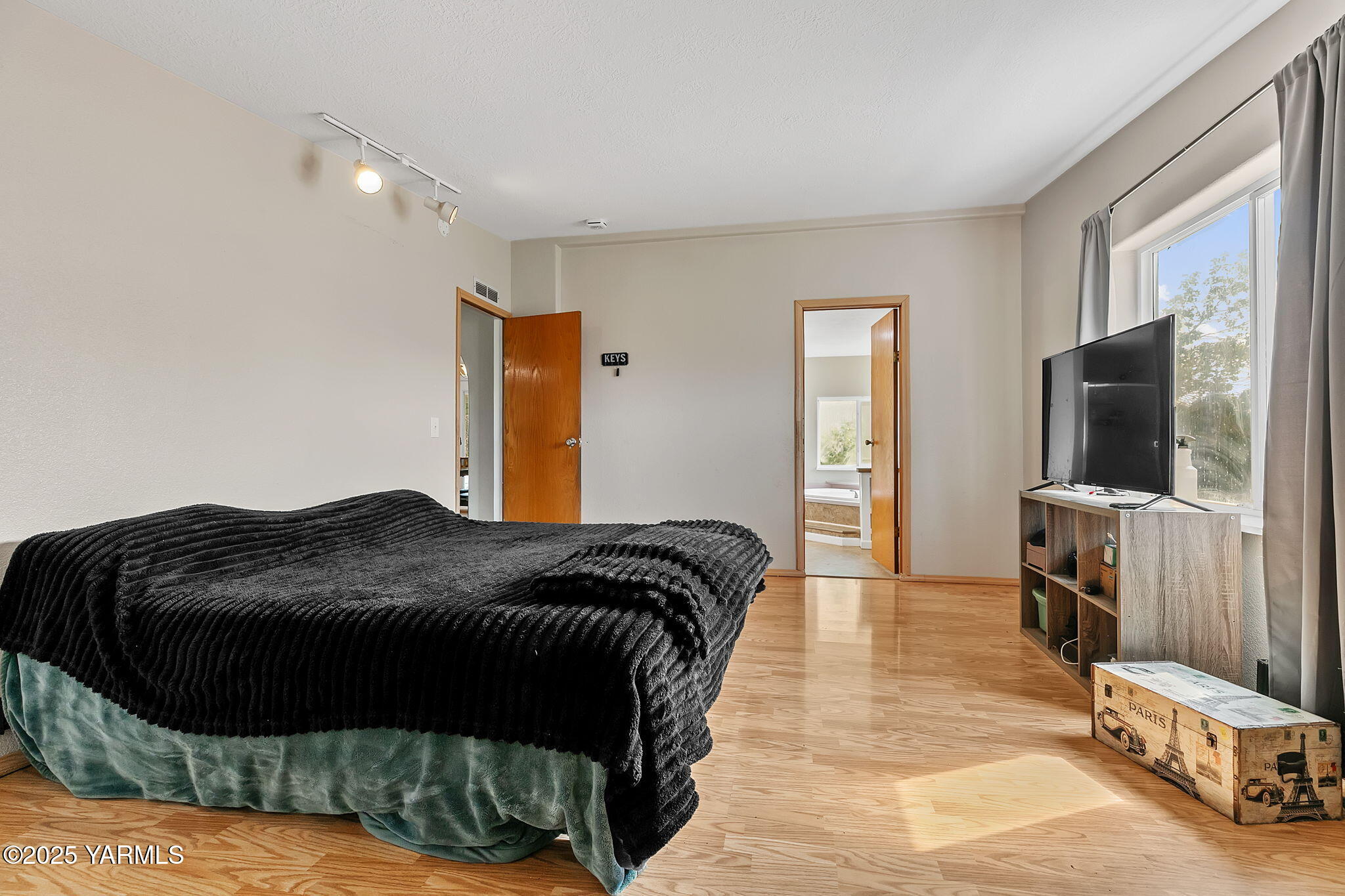 8351 North Wenas Road Selah, WA 98942 - Photo 20 of 26 a bedroom with a bed and a television in it