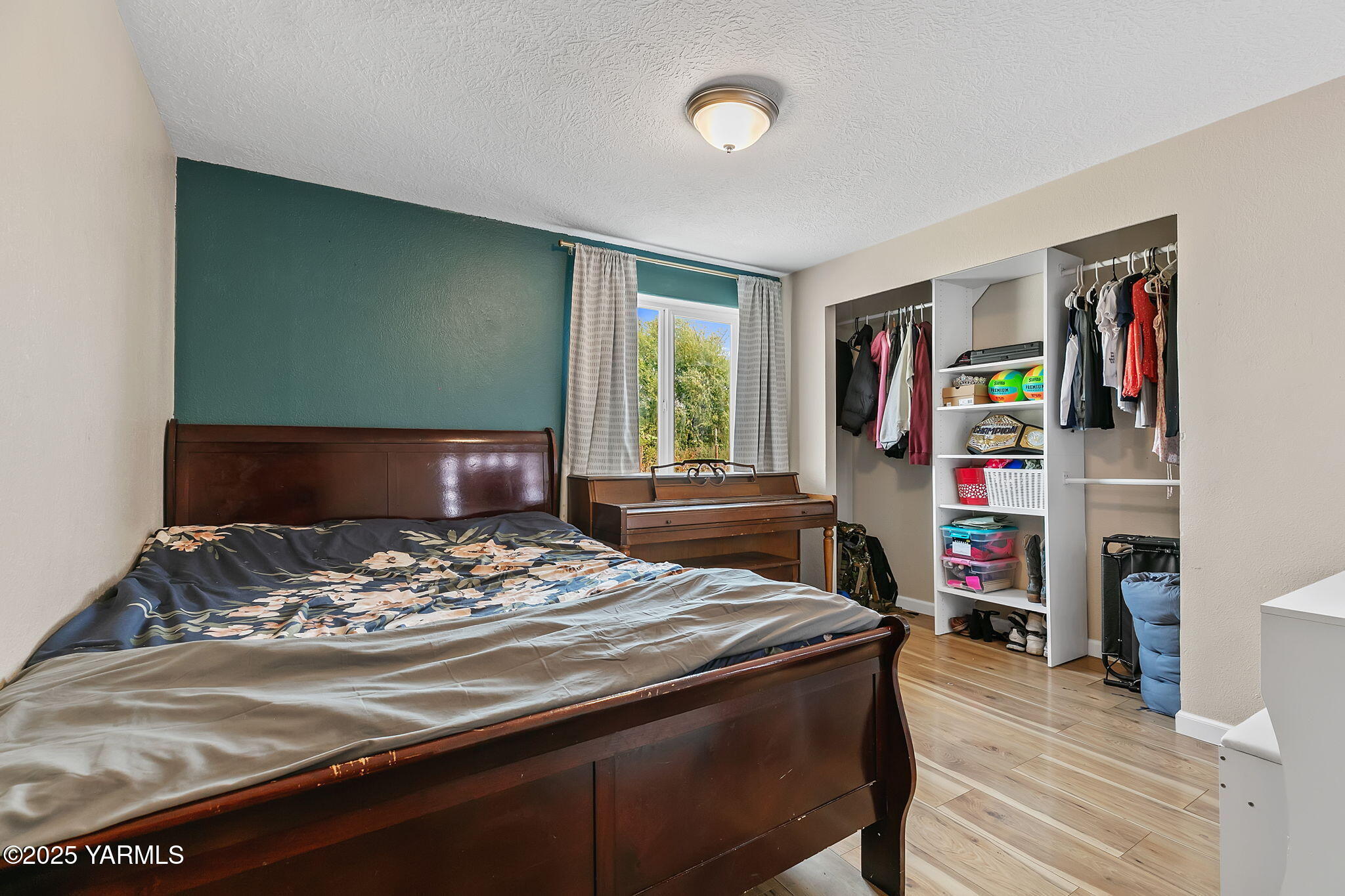8351 North Wenas Road Selah, WA 98942 - Photo 22 of 26 a living room with furniture and a wooden floor