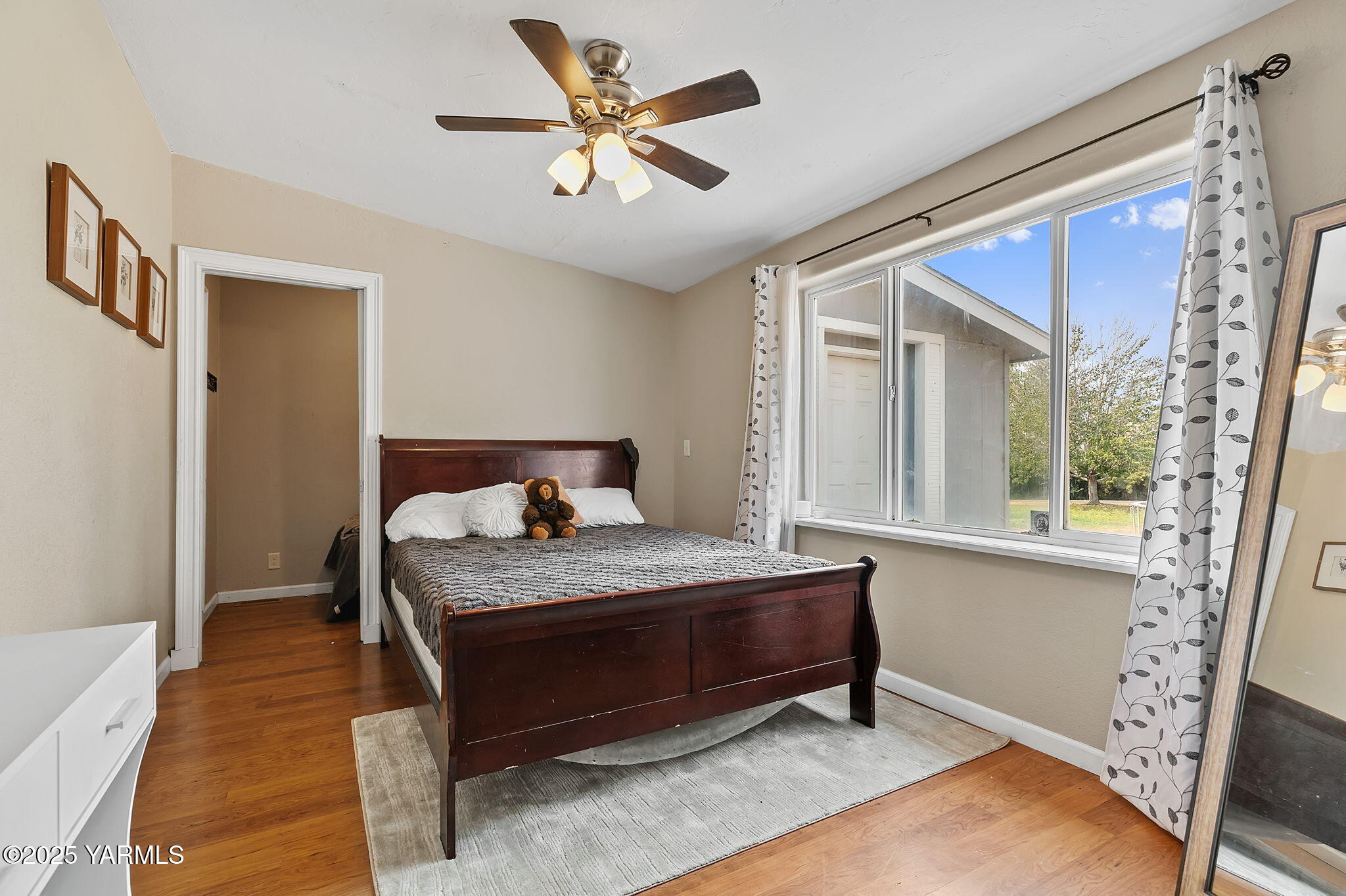 8351 North Wenas Road Selah, WA 98942 - Photo 24 of 26 a bedroom with a bed and a large window