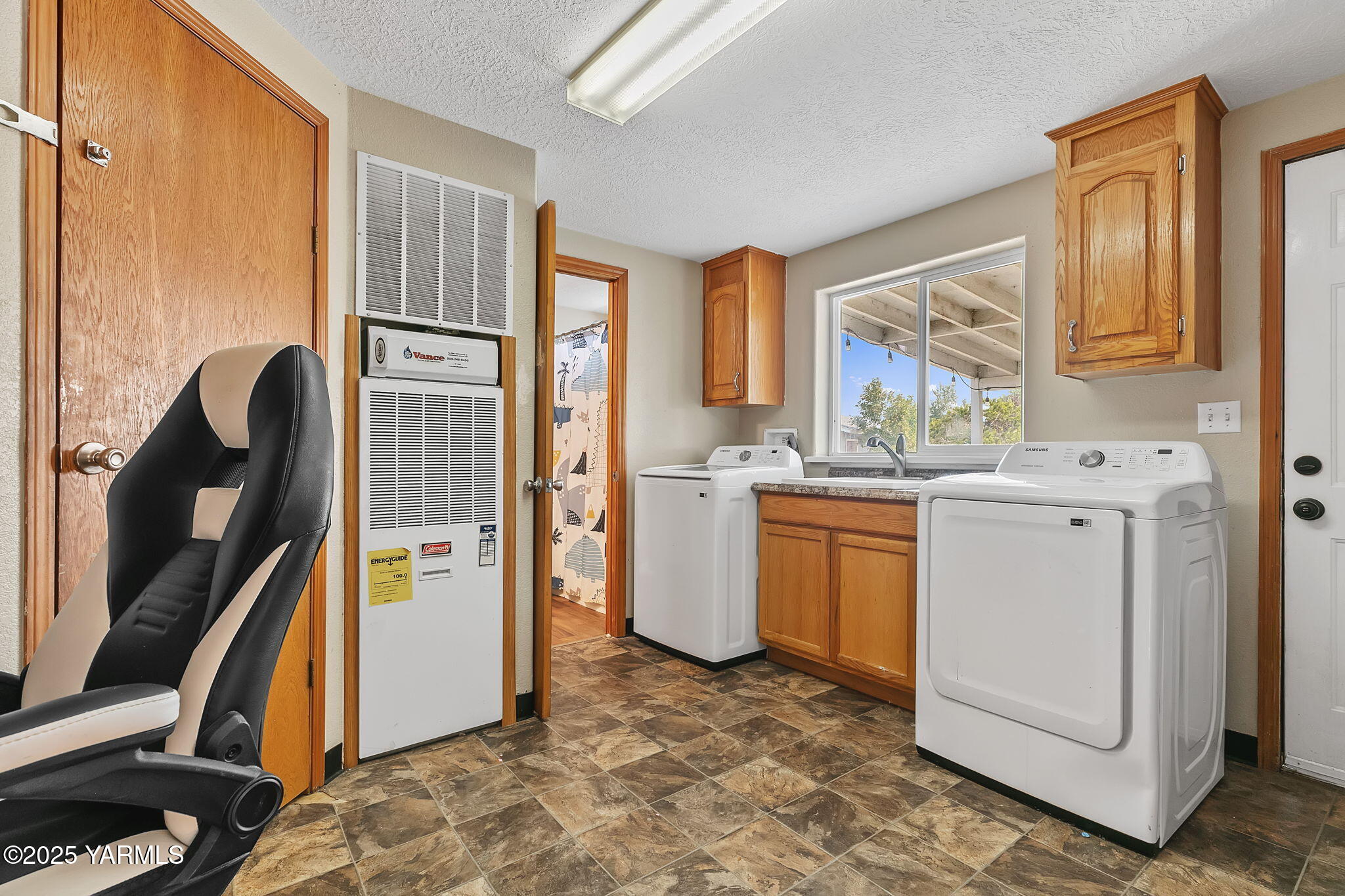8351 North Wenas Road Selah, WA 98942 - Photo 26 of 26 a view of kitchen with refrigerator and window