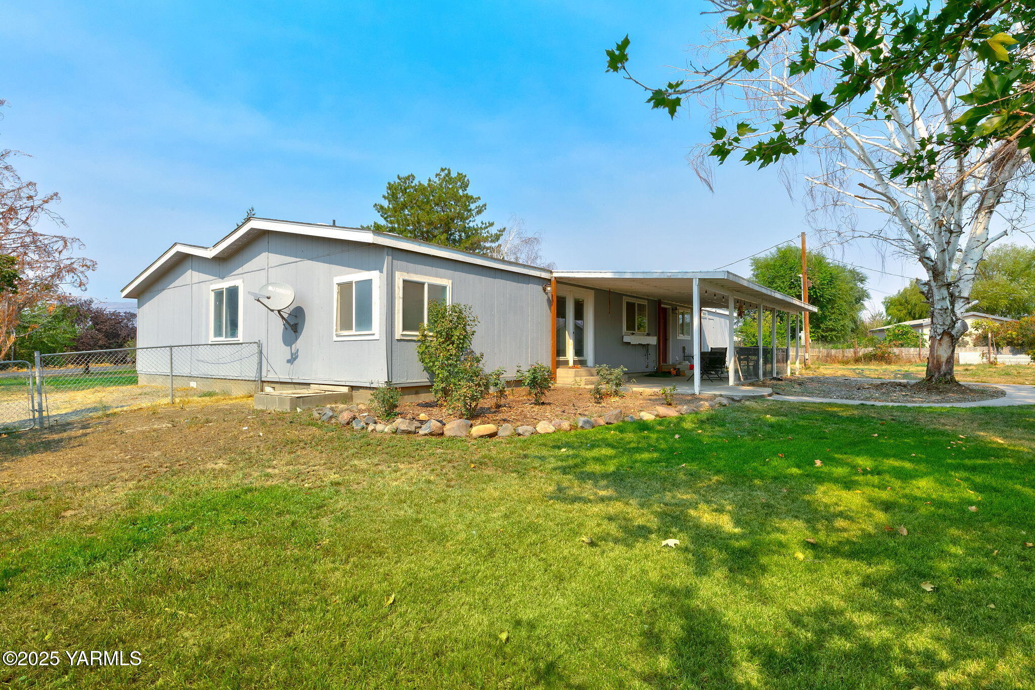8351 North Wenas Road Selah, WA 98942 - Photo 3 of 26 a front view of house with yard and green space