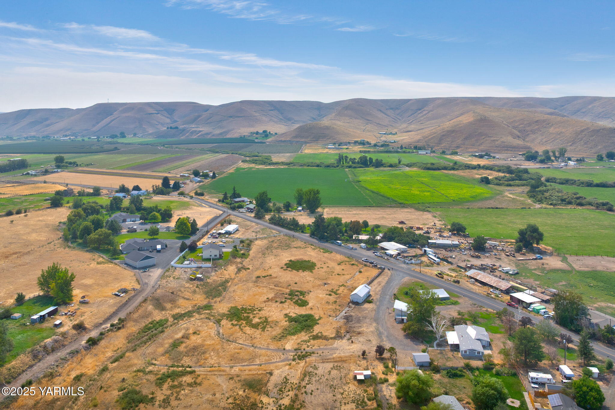 8351 North Wenas Road Selah, WA 98942 - Photo 9 of 26 a view of a lake with a mountain