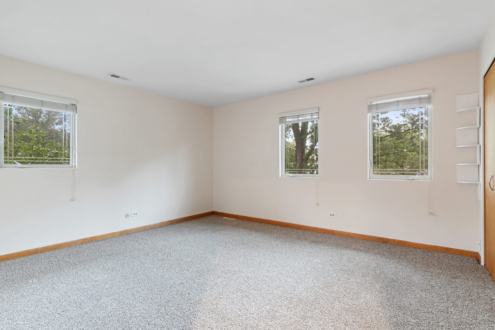 2037 Clover Road Northbrook, IL 60062 - Photo 19 of 29 an empty room with windows