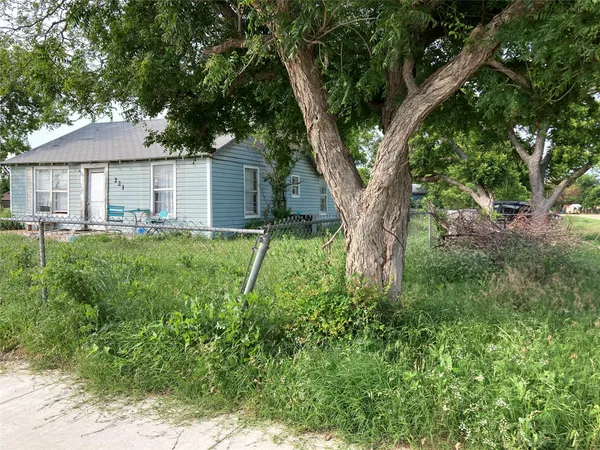 $695 | 221 South Central Avenue, Petrolia, TX 76377
