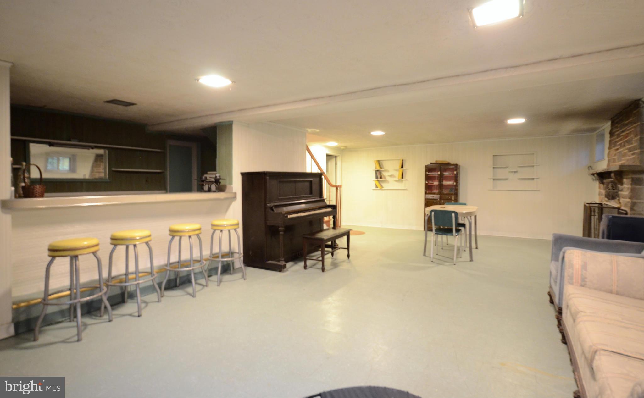 506 Stamford Road Baltimore, MD 21229 - Photo 19 of 23 Family Room w/ Wet Bar