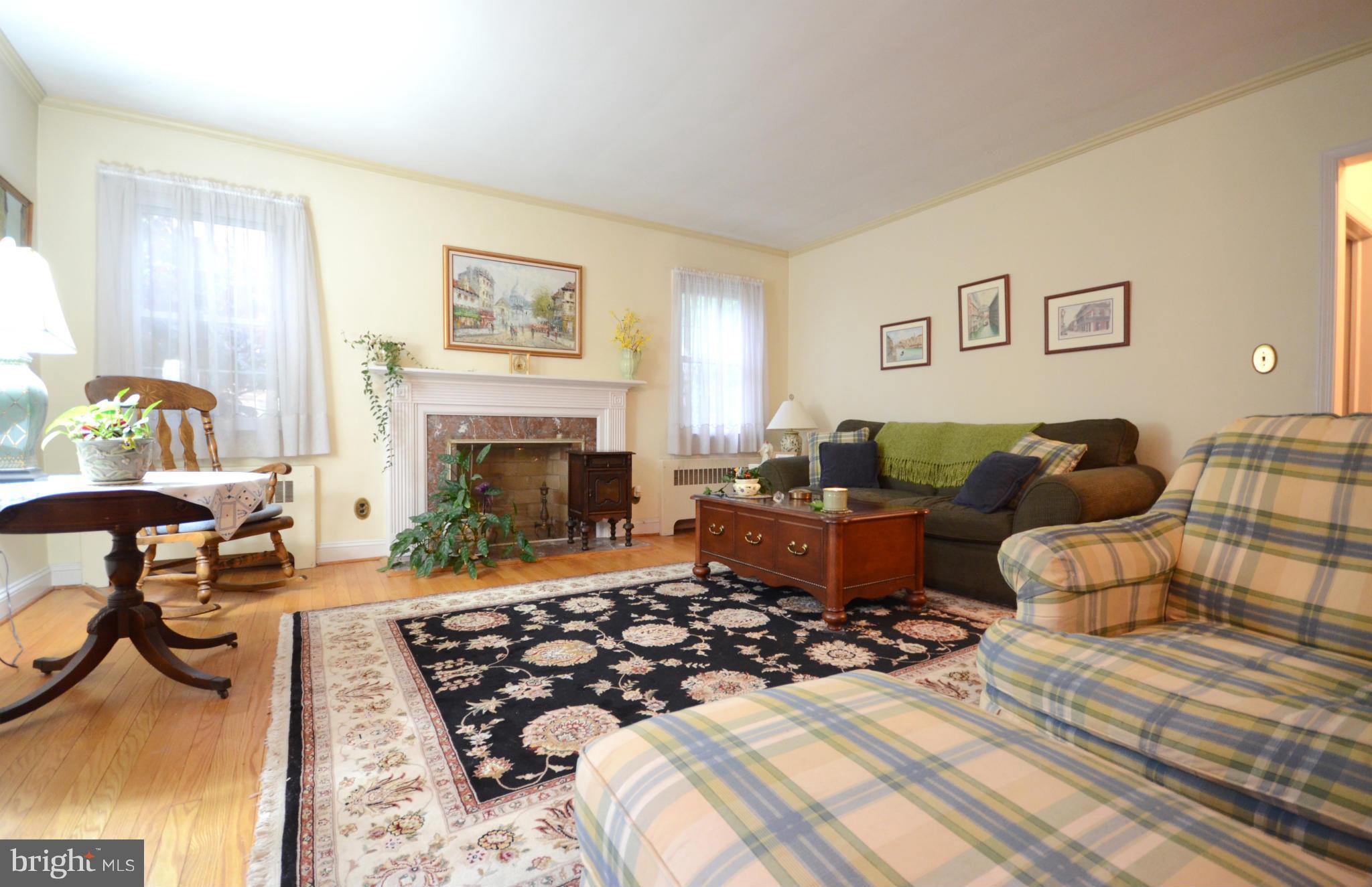 506 Stamford Road Baltimore, MD 21229 - Photo 4 of 23 Living Room