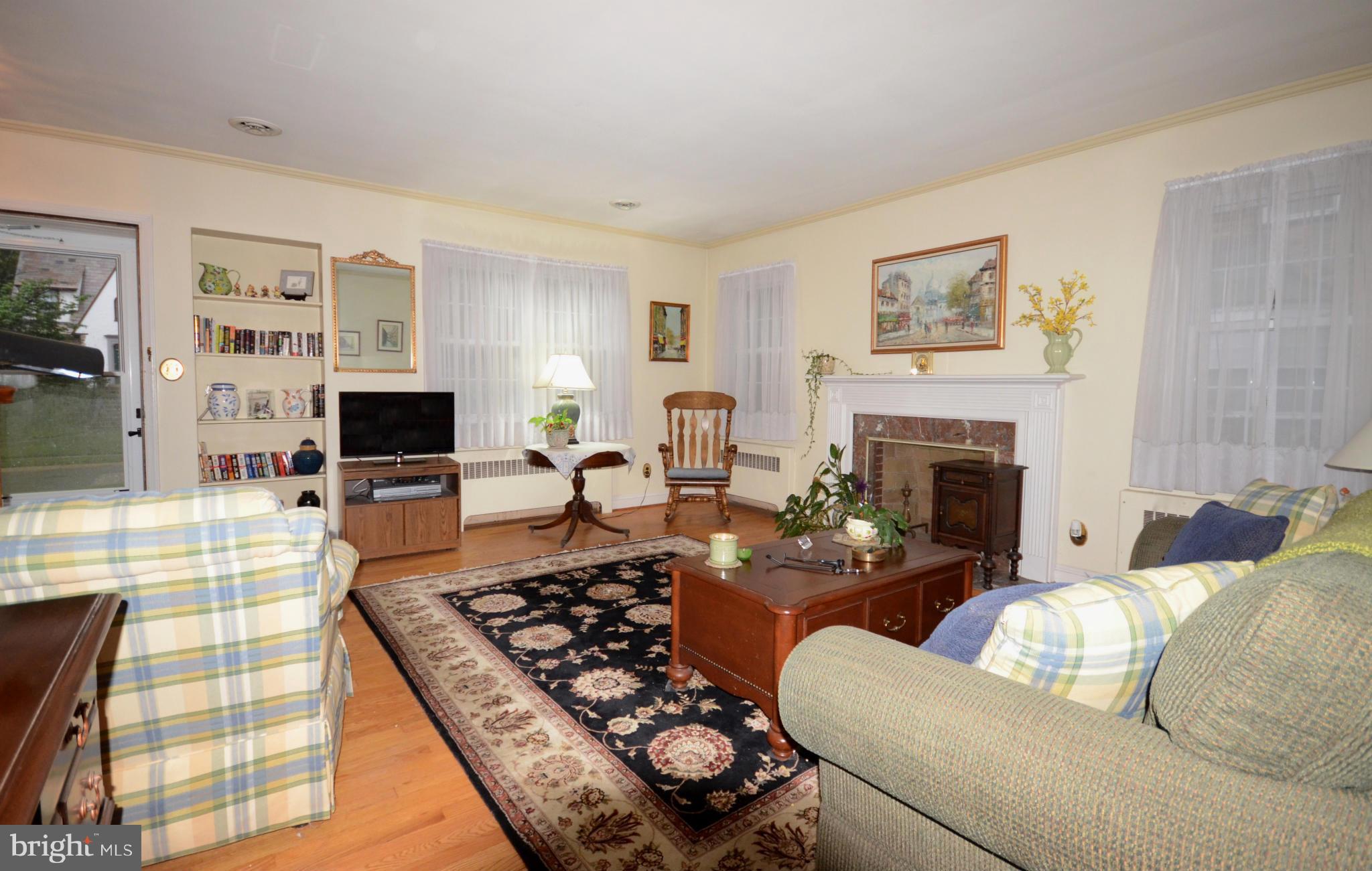 506 Stamford Road Baltimore, MD 21229 - Photo 5 of 23 Living Room