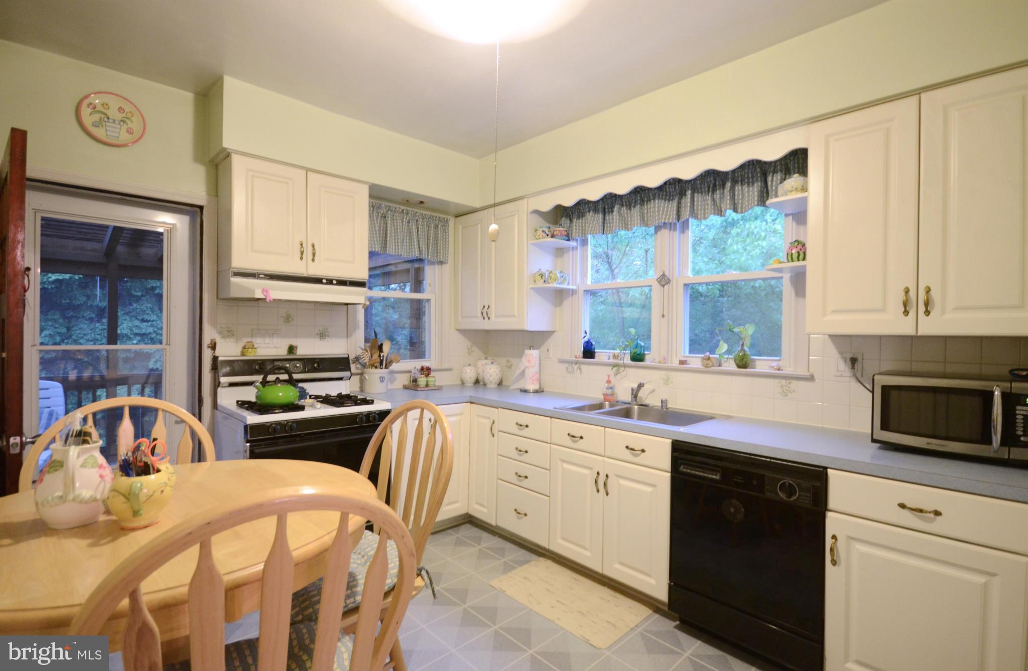 506 Stamford Road Baltimore, MD 21229 - Photo 8 of 23 Kitchen