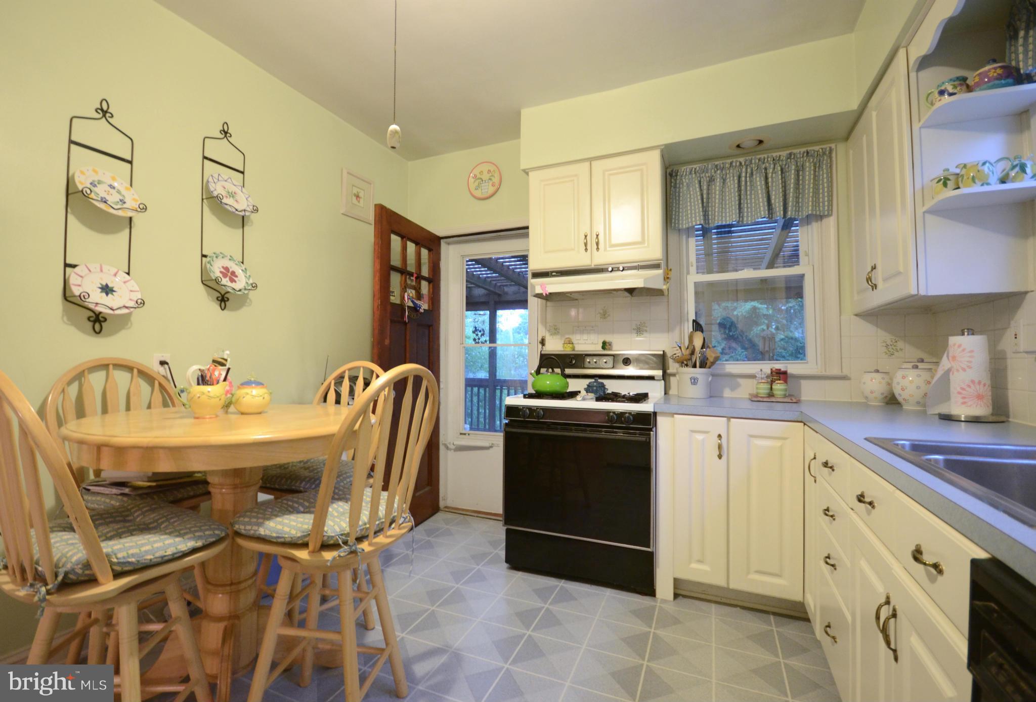 506 Stamford Road Baltimore, MD 21229 - Photo 9 of 23 Kitchen