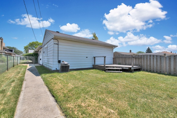 4346 Maple Avenue Brookfield, IL 60513 - Photo 17 of 18 a view of a backyard with sitting area