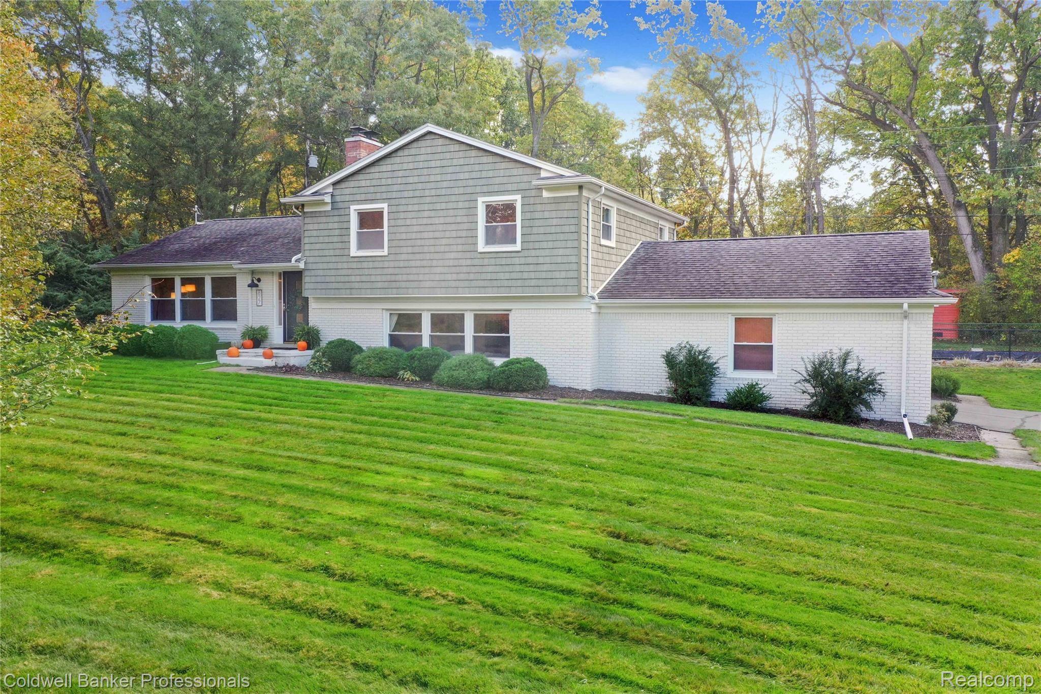 827 Brantford Road Rochester, MI 48306 - Photo 2 of 40 DJI_0065.jpg