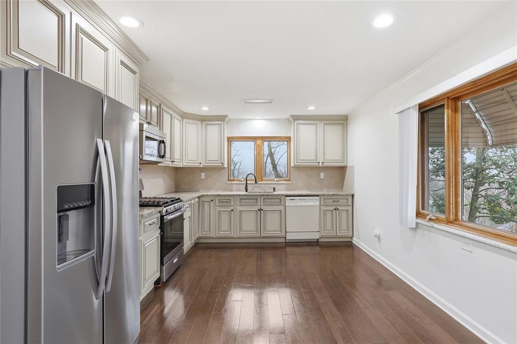 1013 El Rancho Drive Pittsburgh, PA 15220 - Photo 5 of 36
