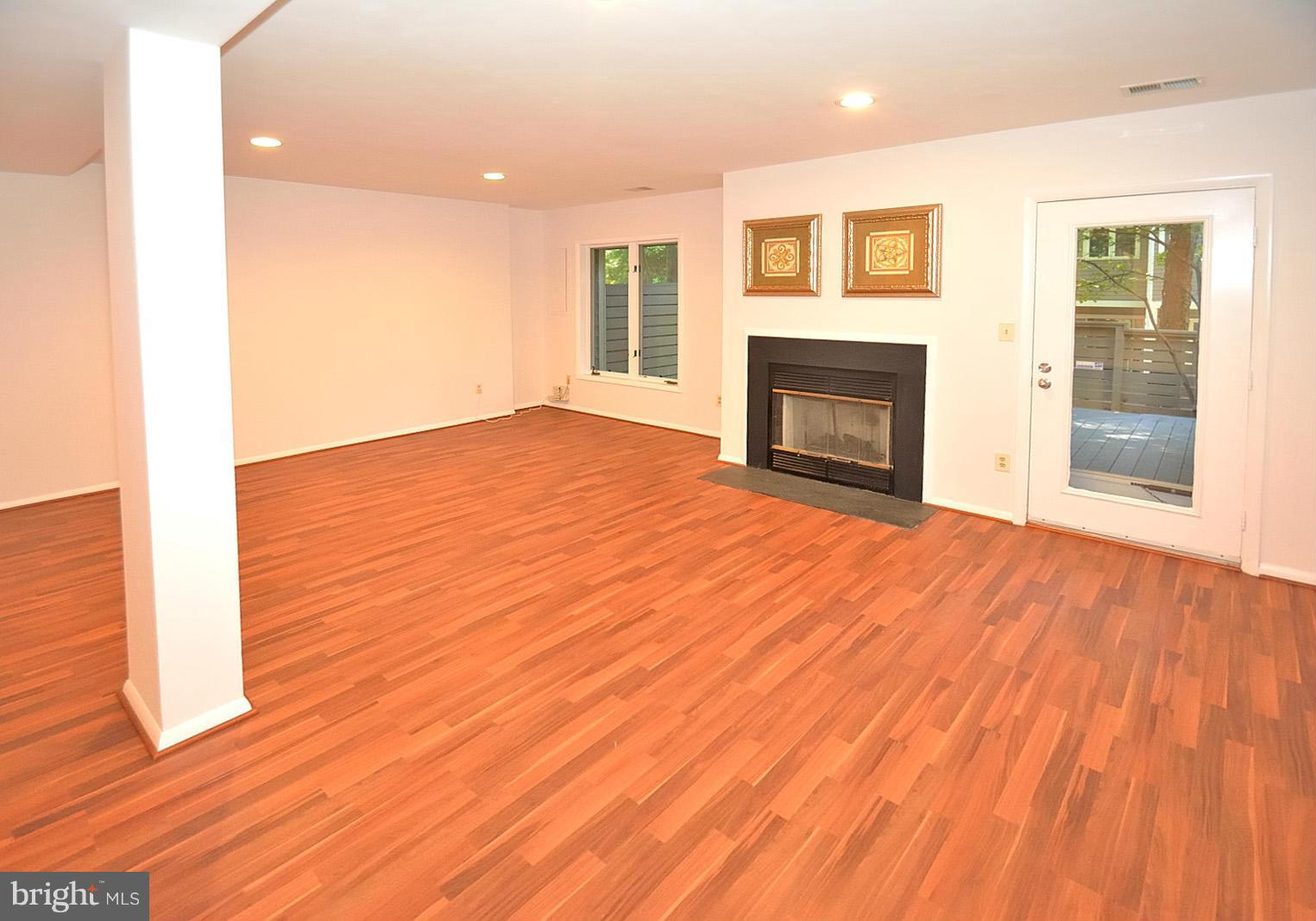 11114 Lakespray Way Reston, VA 20191 - Photo 22 of 24 Family Room