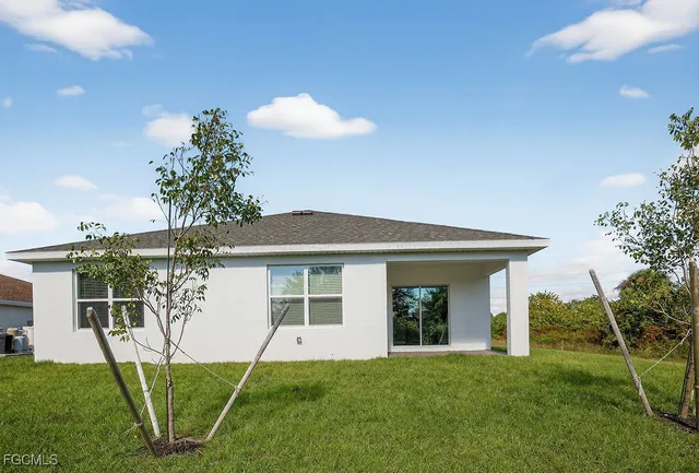 a view of a house with backyard