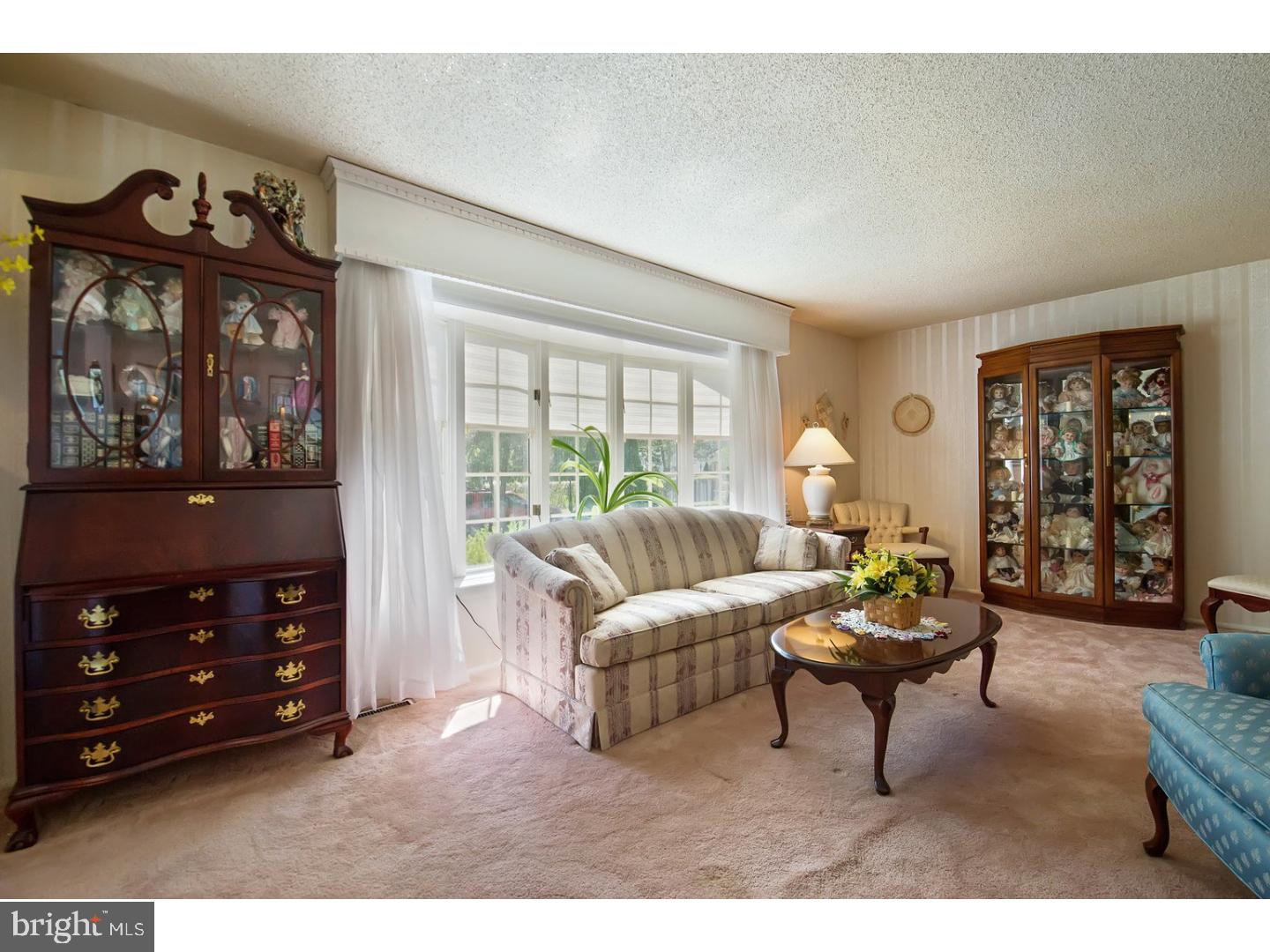 1704 Pin Oak Road Williamstown, NJ 08094 - Photo 6 of 15 Living Room