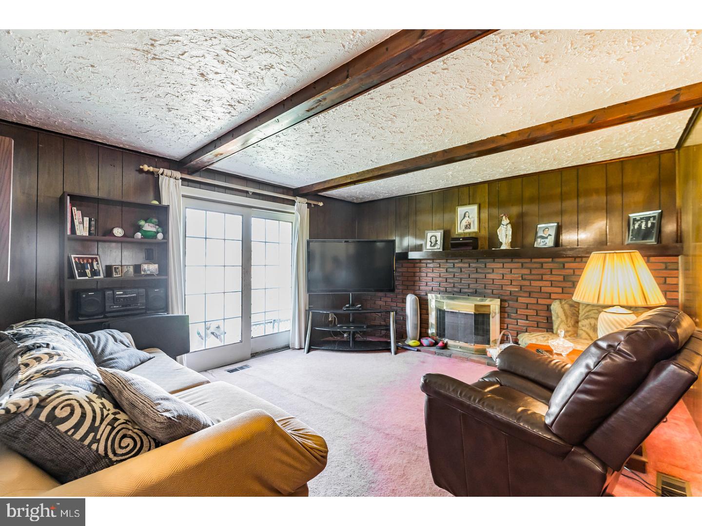 1704 Pin Oak Road Williamstown, NJ 08094 - Photo 10 of 15 Family Room