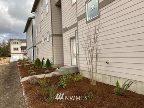 345 South 48th Court, Unit 9 Renton, WA 98055 - Photo 2 of 26 a backyard of a house