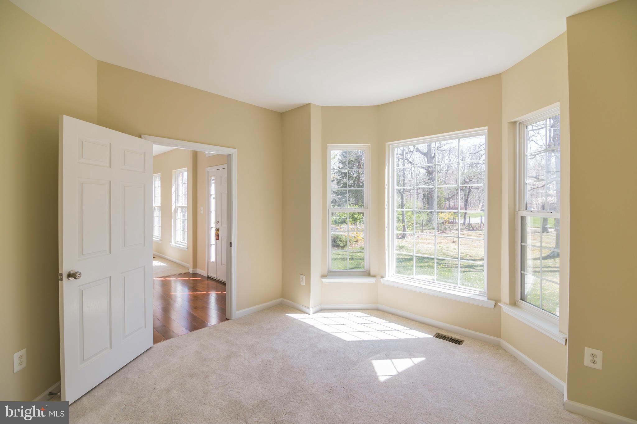 7915 Woodyard Road Clinton, MD 20735 - Photo 3 of 30 Living Room