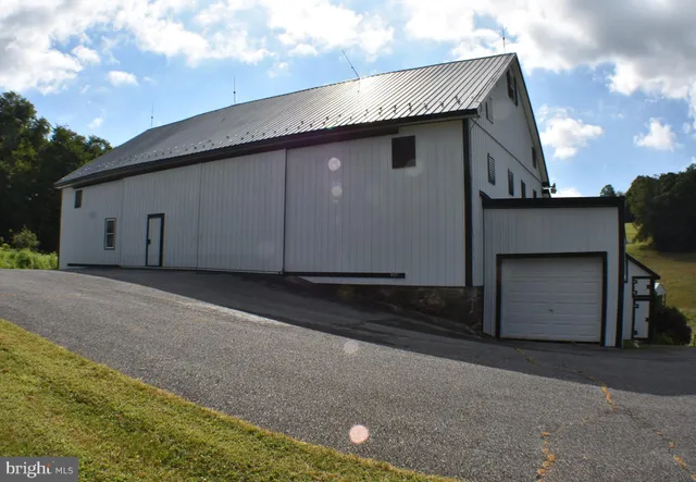 a view of a house with backyard