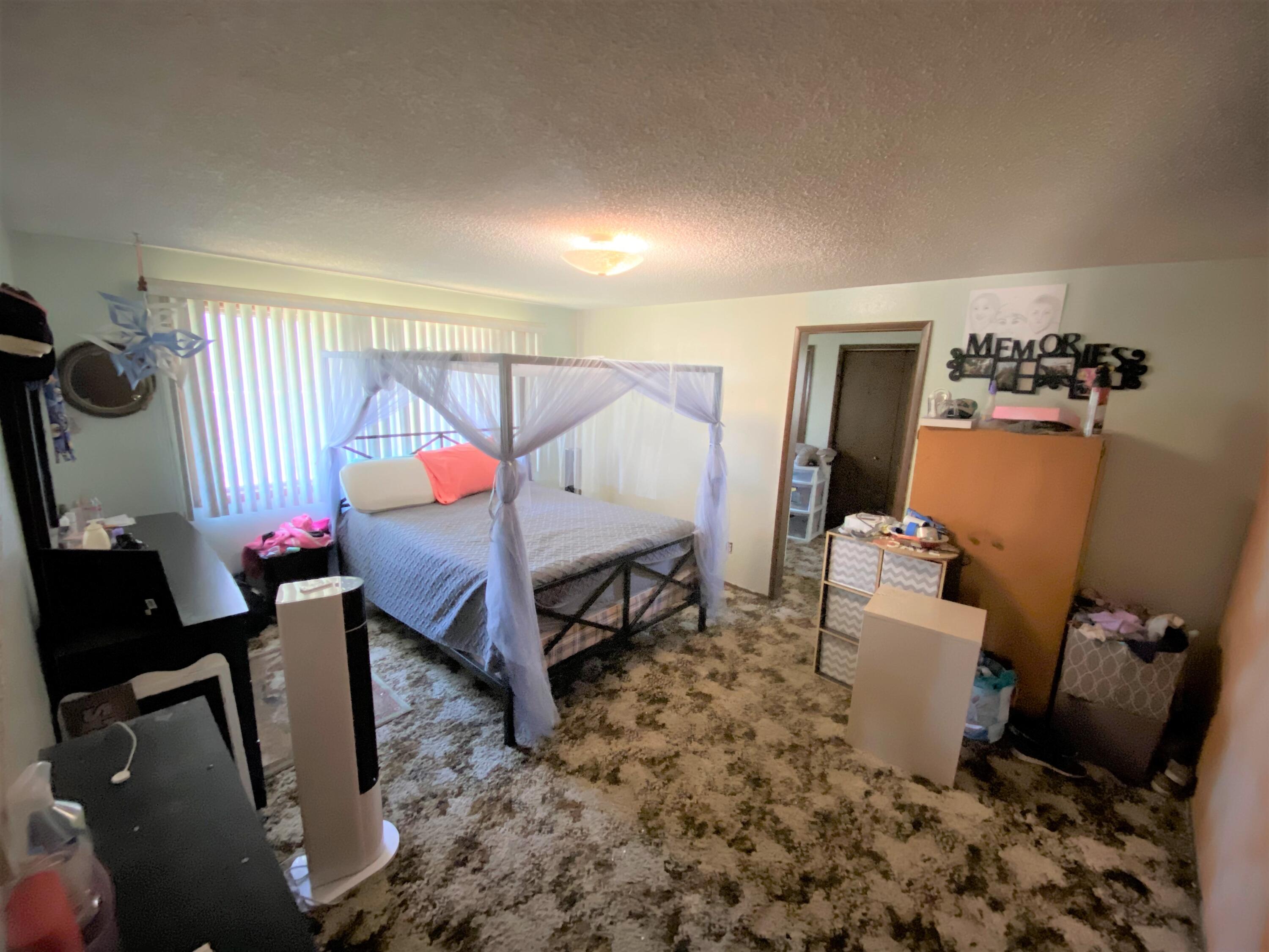 638 Prairie Court Central Point, OR 97502 - Photo 13 of 17 GIANT Primary Bedroom
