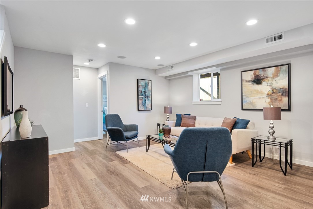 3617 Geyer Lane Everett, WA 98203 - Photo 14 of 23 a living room with furniture