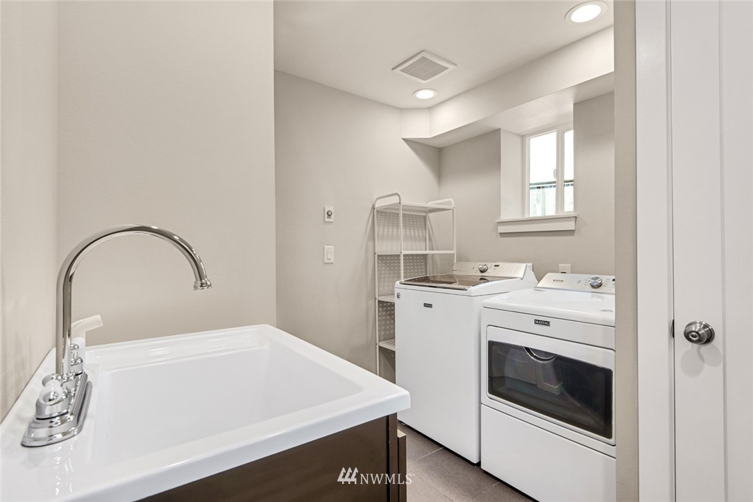 3617 Geyer Lane Everett, WA 98203 - Photo 19 of 23 a view of washer and dryer