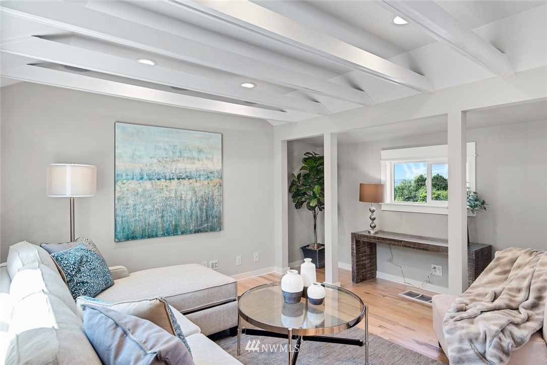 3617 Geyer Lane Everett, WA 98203 - Photo 9 of 23 a living room with furniture and a window