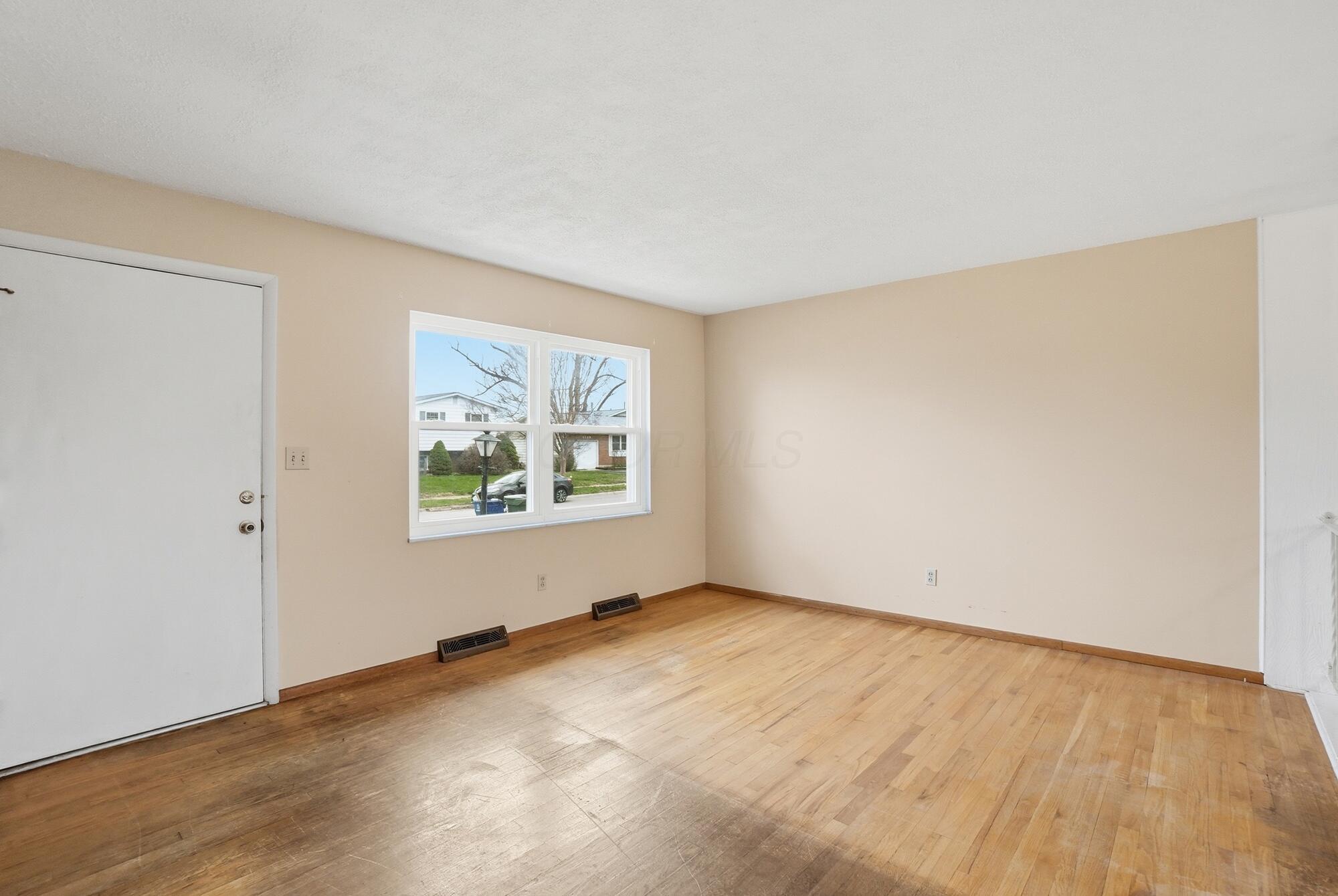 6365 Faircrest Road Columbus, OH 43229 - Photo 5 of 36 024