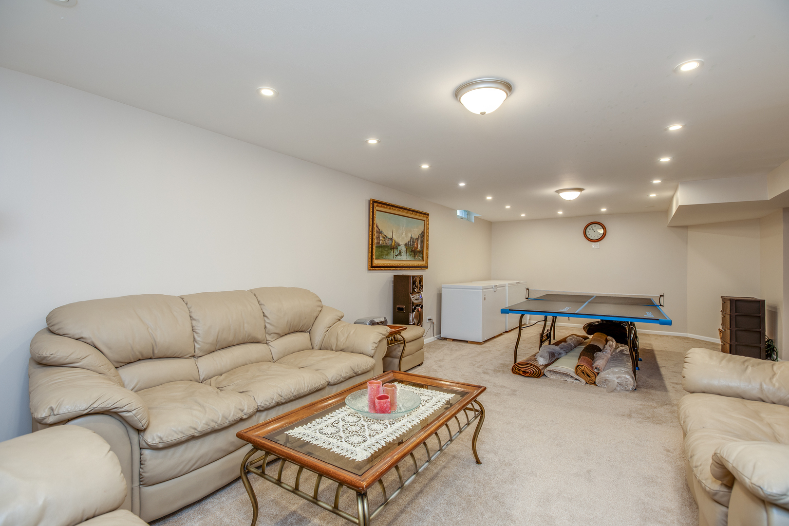718 Huntington Drive Carol Stream, IL 60188 - Photo 19 of 28 a living room with furniture and a couch