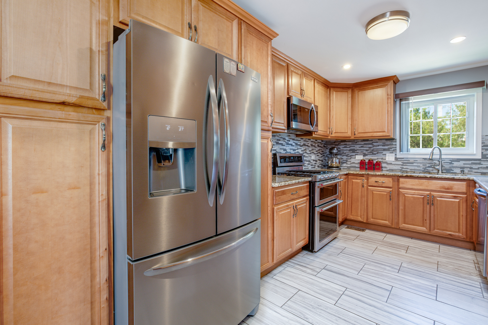 718 Huntington Drive Carol Stream, IL 60188 - Photo 6 of 28 a kitchen with stainless steel appliances a refrigerator sink and microwave